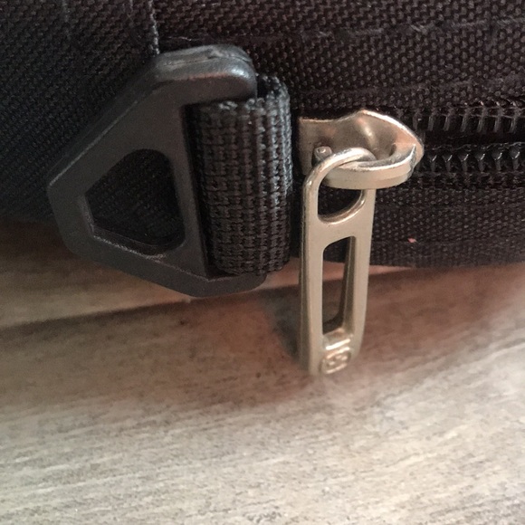 Swiss Gear by Wenger computer and Tablet crossbody bag. - Picture 5 of 9